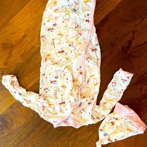 Magnetic me gown and hat